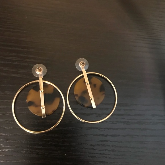 Stylish gold metal and tortoise earrings - Picture 2 of 3